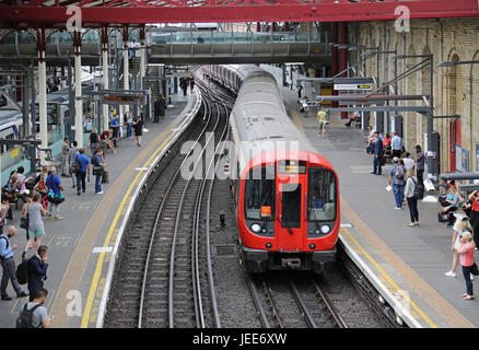 Vista ad alto livello di London Underground piattaforme 1 e 2 in corrispondenza della stazione di Farringdon. Mostra una nuova linea Circle treno in arrivo e i passeggeri in attesa Foto Stock