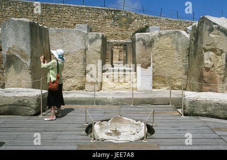 Isola di Malta, Mnajdra, tempio allegato, valutazione, nessun modello di rilascio, isole maltesi, isola del Mediterraneo, tempio complesso, impostazione del tempio, le strutture antiche, architettura storicamente, tempio, rovine, rimane, scadenza, storia, cultura, la cultura megalitica, persona, turistiche, visite turistiche, luogo di interesse al di fuori, Foto Stock