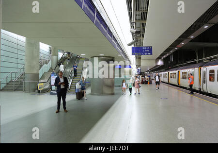 Southbound Thameslink piattaforma a London St Pancras International Station. Situato al di sotto della linea principale di piattaforme, treni Thameslink cross di Londra. Foto Stock