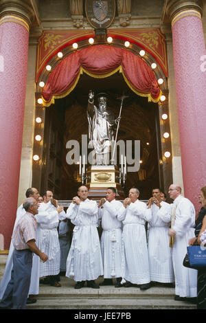 Isola di Malta, Zebbug, patrocinio festa, chiesa parrocchiale pezzo Philip, processione, uomini, la figura di un santo, trasportare, nessun modello di rilascio, isole maltesi, isola del Mediterraneo, villaggio, solennità, festa, la cultura, le tradizioni, la fede, la religione, la chiesa festa, il cristianesimo, chiesa, cancello, portone chiesa gate, persona, credenti, supporta, patrono, chiesa patrono, Santo Patrono, statua, pageant, chiesa processione, esterno, Foto Stock