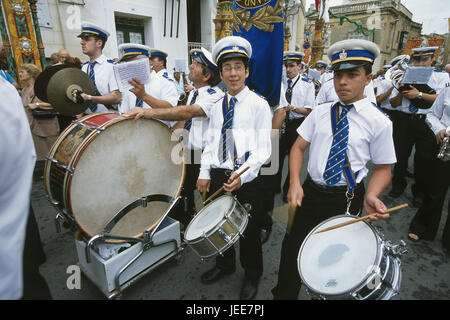 Isola di Malta, Zebbug, patrocinio festa, chiesa parrocchiale pezzo Philip, processione, banda, nessun modello di rilascio, isole maltesi, isola del Mediterraneo, villaggio, solennità, festa, la cultura, le tradizioni, la fede, la religione, la chiesa festa, il cristianesimo, chiesa, persona, credenti, musicisti, uomini, banda, musica, fare musica, marzo, celebrare pageant, chiesa processione, esterno, Foto Stock