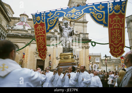 Isola di Malta, Zebbug, patrocinio festa, chiesa parrocchiale pezzo Philip, processione, uomini, la figura di un santo, trasportare, nessun modello di rilascio, isole maltesi, isola del Mediterraneo, villaggio, solennità, festa, la cultura, le tradizioni, la fede, la religione, la chiesa festa, il cristianesimo, chiesa, pageant, persona, credenti, supporta, patrono, chiesa patrono, Santo Patrono, statua, chiesa processione, spettatore, bandiere, esterno, Foto Stock