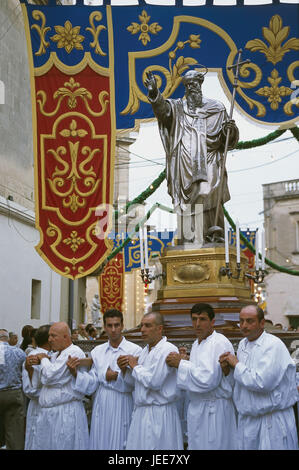 Isola di Malta, Zebbug, patrocinio festa, chiesa parrocchiale pezzo Philip, processione, uomini, la figura di un santo, trasportare, nessun modello di rilascio, isole maltesi, isola del Mediterraneo, villaggio, solennità, festa, la cultura, le tradizioni, la fede, la religione, la chiesa festa, il cristianesimo, chiesa, pageant, persona, credenti, supporta, patrono, chiesa patrono, Santo Patrono, statua, chiesa processione, spettatore, bandiere, esterno, Foto Stock