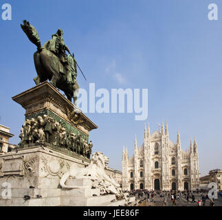 L'Italia, Milano, Cathedral Square, spurgare la statua di Vittorio Emanuele II, Foto Stock