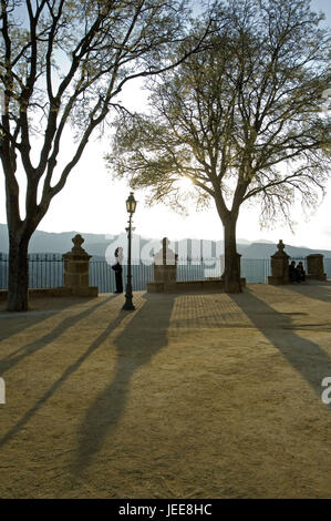 Montagne, luce posteriore, passeggino, parco cittadino, Alameda del Tajo, Ronda, Andalusia, Spagna Foto Stock