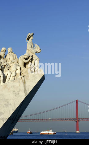 Fiume Tajo, il Monumento delle Scoperte, Ponte 25 de Abril, Belem, Lisbona, Portogallo Foto Stock