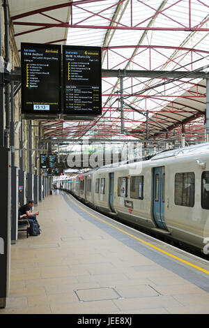 La piattaforma 4 in corrispondenza della stazione di Farringdon, Londra, Regno Unito, mostra il vecchio Thameslink serie 319 treno e treno di nuovo lo schermo di visualizzazione di informazioni Foto Stock