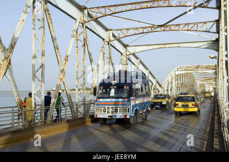 Traffico, taxi, bus, pedonale, Pont Faidherbe, fiume, Saint-Louis, Senegal, Foto Stock