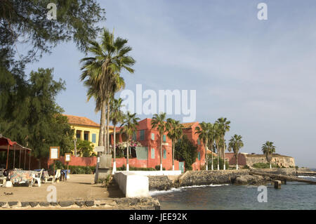 Mare, street bar, vista locale, banca promenade, porto, fortezza, isola di Gorea, Senegal, Foto Stock