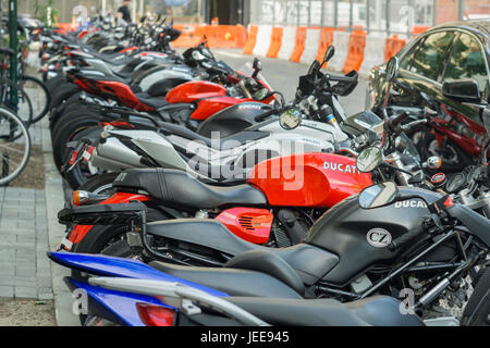 Moto Ducati e gli altri marchi sono allineate di fronte al concessionario Ducati nel quartiere di Soho di New York il Mercoledì, 21 giugno 2017. Harley-Davidson è segnalato per essere la preparazione di un'offerta per moto Ducati in una offerta che vale la pena di $ 1,67 miliardi. Volkswagen sta vendendo il loro marchio Ducati e Bajaj Auto, un Indiano motociclo fabbricante e diverse imprese buyout sono anche interessati ad alte prestazioni bike company. (© Richard B. Levine) Foto Stock