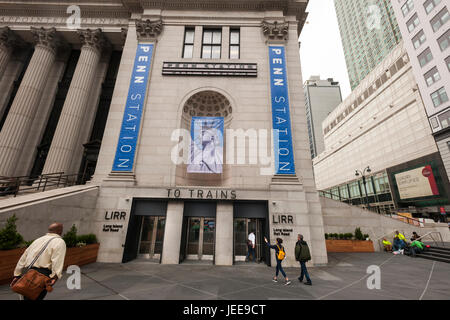 Sbatti pendolari all'ingresso della nuova concourse, sotto il James A. Farley Post Office Building, in Pennsylvania dalla stazione di New York venerdì, 16 giugno 2017. Il concourse, parte della stazione di Moynihan progetto servirebbe ad attenuare la congestione del traffico che affligge la lunga sofferenza Ferrovia di Long Island commuter. (© Richard B. Levine) Foto Stock