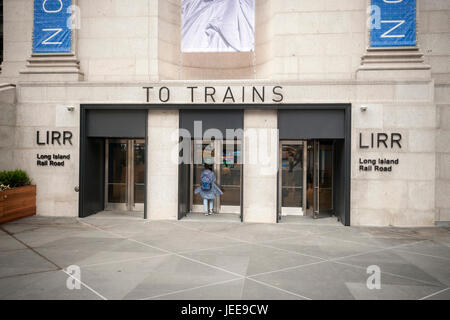 Sbatti pendolari all'ingresso della nuova concourse, sotto il James A. Farley Post Office Building, in Pennsylvania dalla stazione di New York venerdì, 16 giugno 2017. Il concourse, parte della stazione di Moynihan progetto servirebbe ad attenuare la congestione del traffico che affligge la lunga sofferenza Ferrovia di Long Island commuter. (© Richard B. Levine) Foto Stock