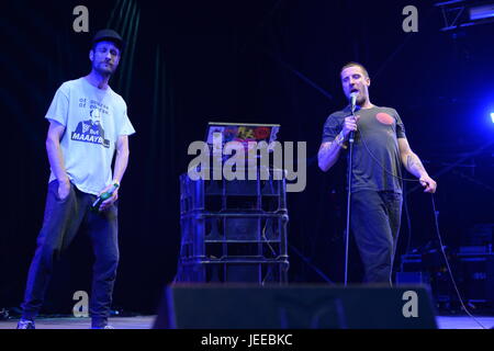 Il Sleaford Mods esibirsi sul palco del Parco presso il festival di Glastonbury, presso l'azienda agricola degna in Somerset. Foto Stock