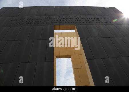 Oklahoma City National Memorial con Sun flare Foto Stock