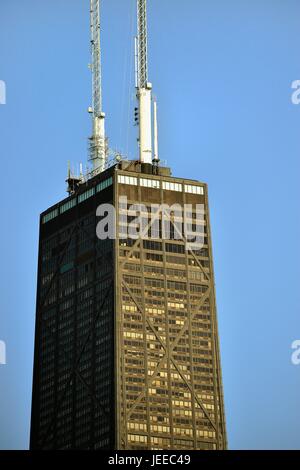 La parte superiore di Chicago John Hancock Building crogiolarsi sotto la brillantezza di una mattina di primavera poco dopo l'alba. Chicago, Illinois, Stati Uniti d'America. Foto Stock