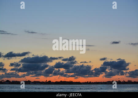 Florida tramonto sull'Inter Vie navigabili costiere a Belleair Causeway Foto Stock