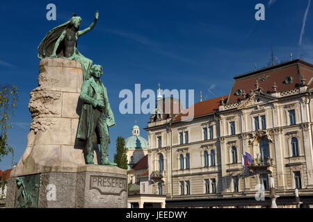 La scultura in bronzo del poeta nazionale Preseren monumento con Muse e Kresija storico edificio con uffici comunali e la cupola della cattedrale di Lubiana Foto Stock