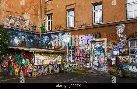 Graffiti sul muro a Metelkova City autonomo centro culturale squat alla ex Repubblica iugoslava di Esercito Nazionale caserma militare di Lubiana in Slovenia Foto Stock