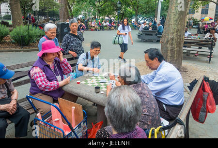 Anziani la popolazione cinese carta da gioco in Columbus Park nella Chinatown di New York City Foto Stock