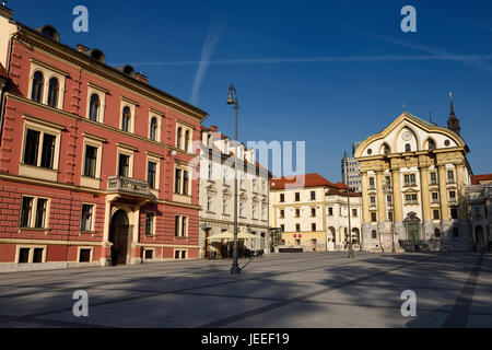 Mattino cielo blu al Congresso vuoto quadrato con la Chiesa delle Orsoline di Santa Trinità architettura classica di Lubiana in Slovenia Foto Stock