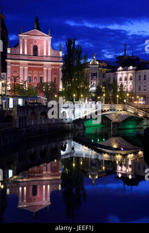 Chiesa francescana dell Annunciazione, Gallerija Emporium, farmacia centrale, Triple Bridge riflessa nel fiume Ljubljanica Ljubljana Slovenia all'alba Foto Stock