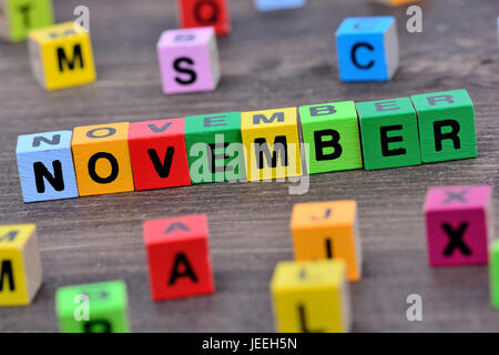 Novembre parola sul tavolo di legno Foto Stock