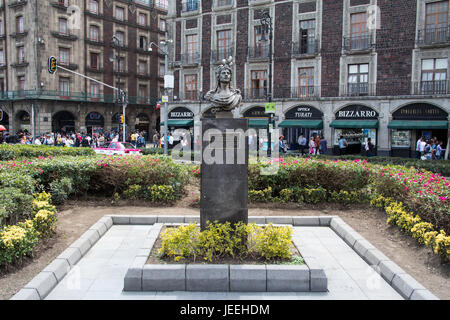 Busto di Cuauhtemoc sul Zocalo, ultimo imperatore azteco, Città del Messico, Messico Foto Stock