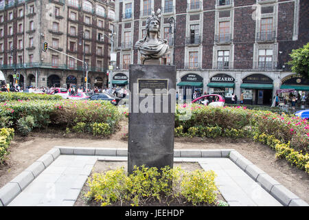 Busto di Cuauhtemoc sul Zocalo, ultimo imperatore azteco, Città del Messico, Messico Foto Stock