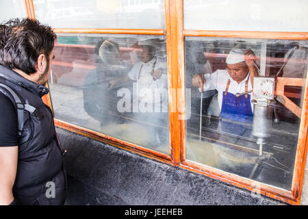 Guardando churros cook, El Moro Cafe, Città del Messico, Messico Città del Messico, Messico Foto Stock
