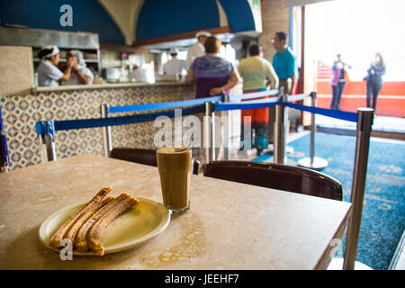 Churros e caffè a El Moro Cafe, Città del Messico, Messico Città del Messico, Messico Foto Stock