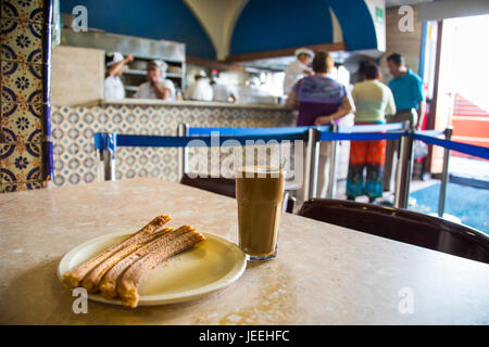 Churros e caffè a El Moro Cafe, Città del Messico, Messico Città del Messico, Messico Foto Stock