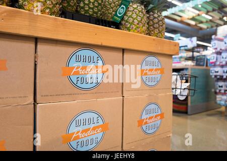 Pubblicizza la segnaletica di produrre la Whole Foods Market negozio di alimentari a Dublino, California, 16 giugno 2017. Foto Stock