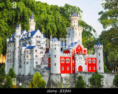 Modello in miniatura del castello di Neuschwanstein in foresta Foto Stock