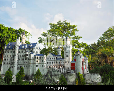 Modello in miniatura del castello di Neuschwanstein e nella foresta si trova a Mini Siam, Pattaya, Chonburi, Thailandia Foto Stock