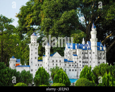 Modello in miniatura del castello di Neuschwanstein in foresta Foto Stock