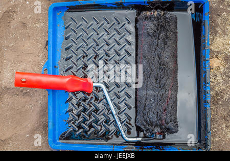 Costruzione di strumenti di pittura durante una pausa di lavoro Foto Stock