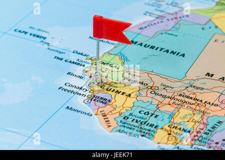 Foto di Guinea segnata dalla bandiera rossa nel supporto. Paese del continente africano. Foto Stock