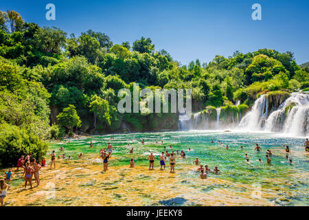 Un paio di nuotare sotto il Skradinski buk cascata al Parco Nazionale di Krka in Croazia Foto Stock