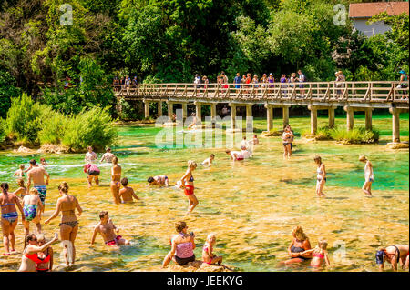 Il ponte di legno consente di accedere per i turisti per attraversare il fiume Krka nella parte anteriore di Skradinski buk cascata al Parco Nazionale di Krka in Croazia Foto Stock
