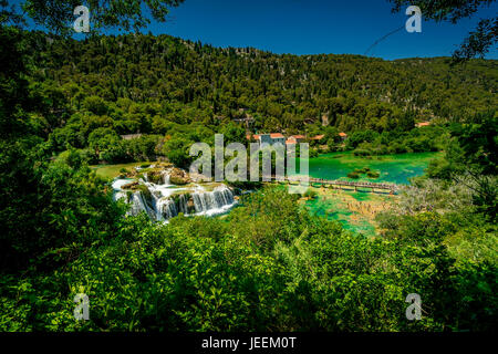 Il ponte di legno consente di accedere per i turisti per attraversare il fiume Krka nella parte anteriore di Skradinski buk cascata al Parco Nazionale di Krka in Croazia Foto Stock