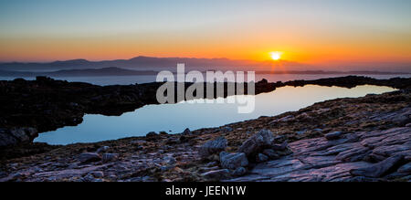 Tramonto su un piccolo lago vicino Applecross, Scotland, Regno Unito. Foto Stock