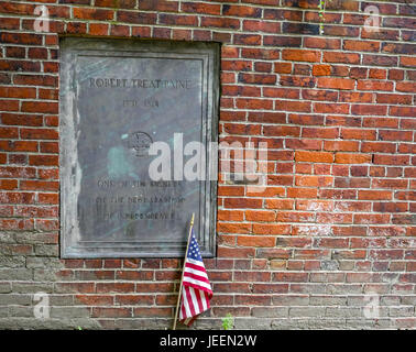 Tomba di Robert trattare Paine, firmatari della Dichiarazione Americana di Indipendenza, granaio di seppellimento di massa, Boston, Massachusetts, USA, con la bandiera americana Foto Stock