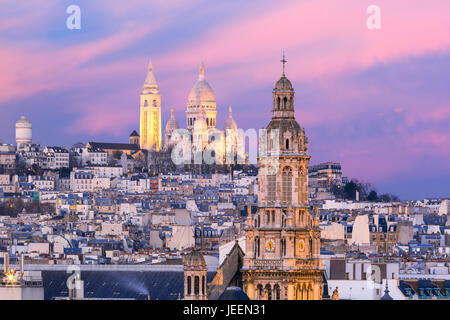 Basilica del Sacro Cuore al tramonto a Parigi, Francia Foto Stock