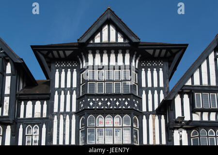 Mock Tudor la struttura di legno edificio conosciuto come il centro di Victoria in Chesterfield Town Center Foto Stock