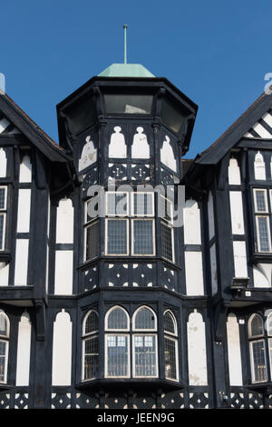 Vecchio nero e bianco edificio in finto stile Tudor noto come il centro di Victoria in Chesterfield Derbyshire. Foto Stock