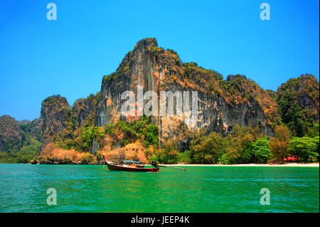 Longtail boat a Railay Beach, provincia di Krabi, Thailandia. Foto Stock