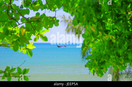 Longtail boat sul mare, spiaggia Ao Nang, provincia di Krabi, Thailandia. Foto Stock