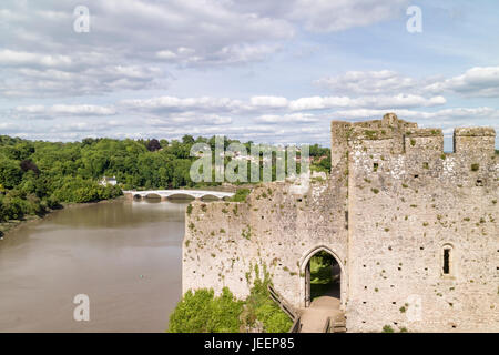 Chepstow Castle che si affaccia sul fiume Wye, Chepstow, Monmouthshire, Wales, Regno Unito Foto Stock