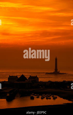 Faro e scialuppa di salvataggio staion nella porta Goury Auderville vicino a Cap de la Hague al tramonto, Cotentin penisola, Bassa Normandia, Francia Foto Stock