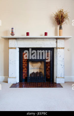 Inglese tradizionale con camino in marmo. Un tradizionale ornato camino in marmo da un XIX secolo English home. Foto Stock